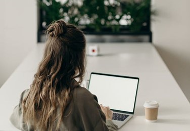 Jovem de empresa júnior realizando parceria com empresa sênior.