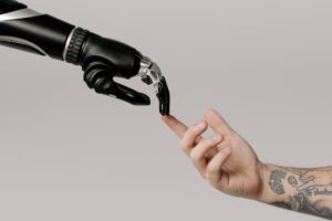 Mão robótica tocando uma mão humana