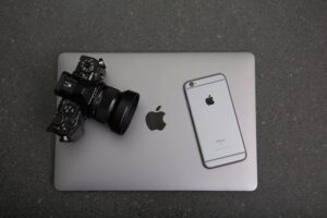 Computador, celular e câmera da Apple