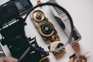 Uma lupa focando em uma parte de uma máquina
