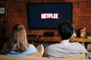 Duas pessoas assistindo Netflix